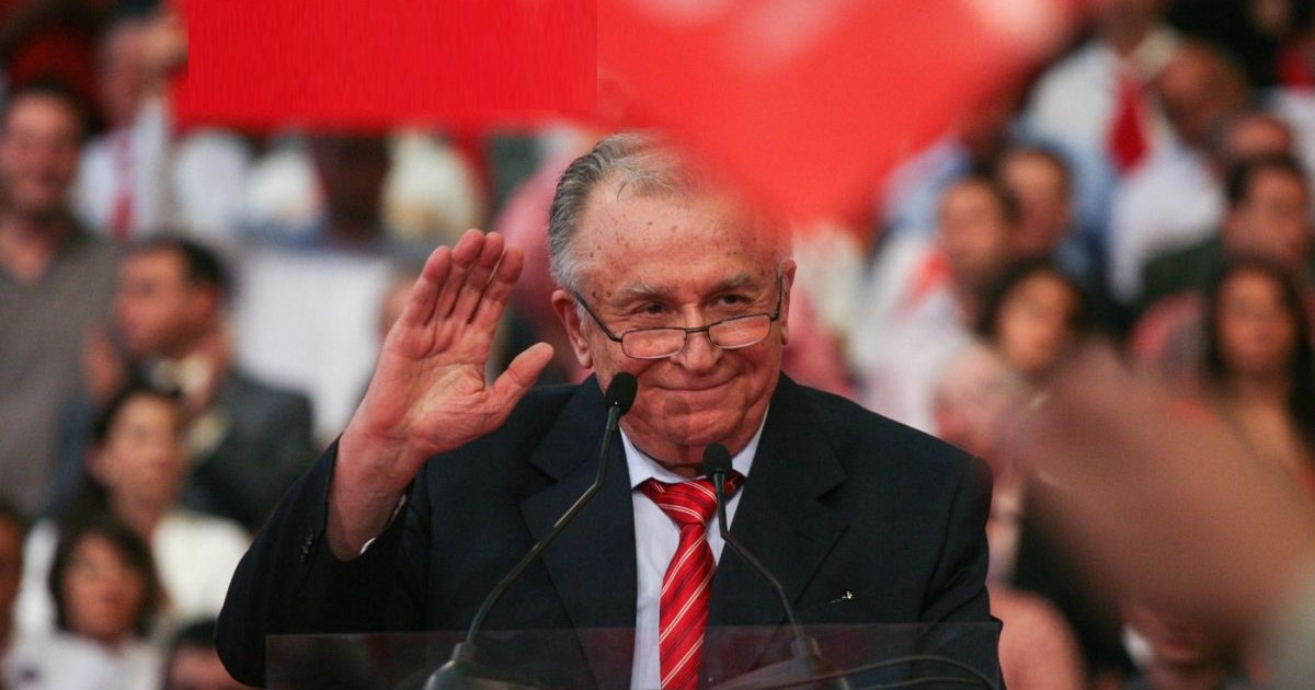 Politicianul Ion Iliescu participă la mitingul de campanie prezidențială al Partidului Social Democrat din România, la București, 2 octombrie 2009