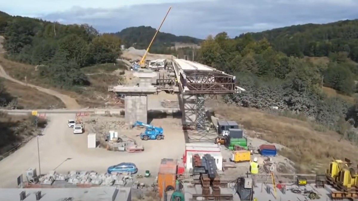 Lansarea tablierului metalic la Viaductul 23 de pe Autostrada A1 secțiunea Cornetu - Tigveni