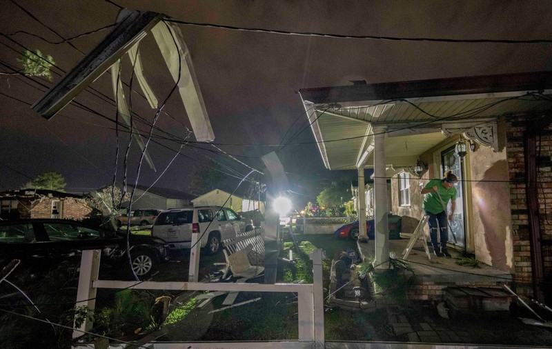 Șase state din SUA au rămas fără curent electric, după ce au fost lovite de tornade și de o furtună violentă