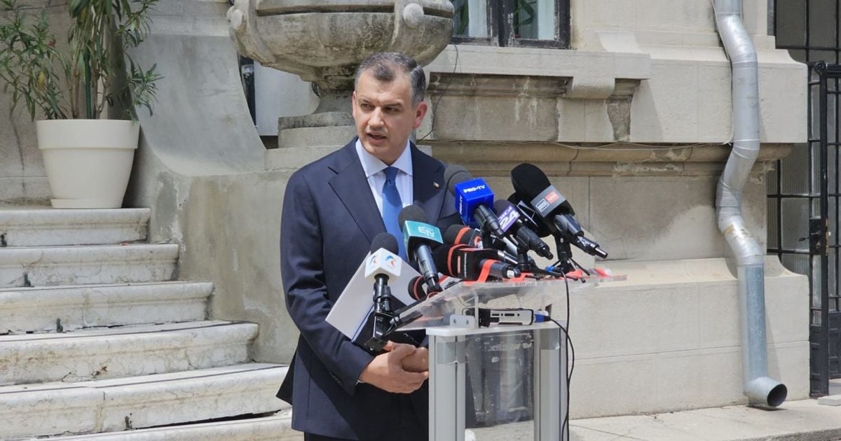 Eugen Tomac vorbește în fața microfoanelor la ieșirea din sediul PNL, după consultările cu liderii liberali, 8 iunie 2026