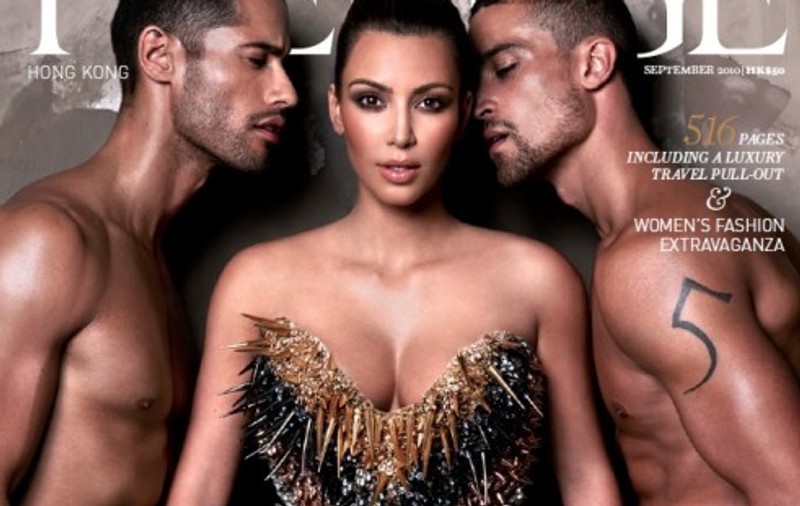 Kim Kardashian a pozat cu doi bărbaţi dezbrăcaţi!