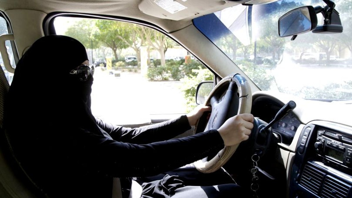 Femeile din Arabia Saudită vor putea conduce mașini. Femeie saudită, cu burk, la volan