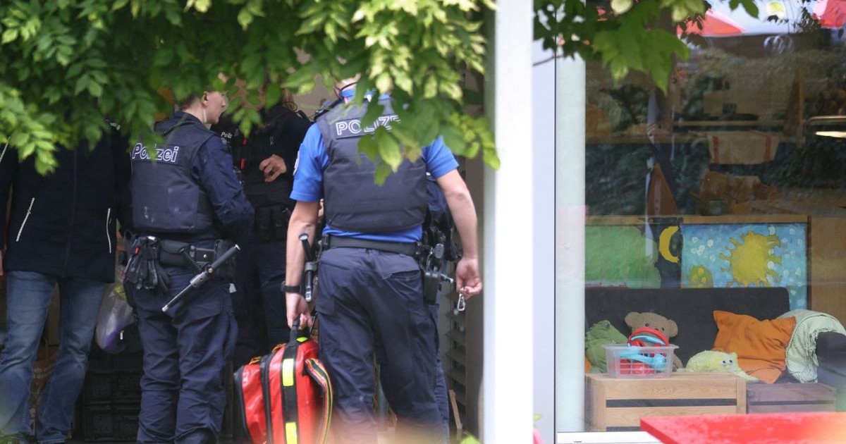 Agenți de poliție elvețieni la locul unei infracțiuni