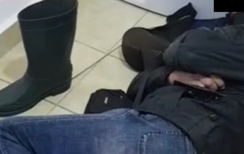 Angajatul care zăcea beat în wc pretinde că patronul l-a bătut. Scandal uriaș într-o spălătorie din Tg. Jiu