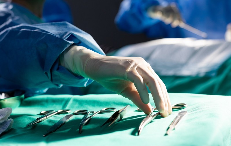 Doctoriță chirurg, acuzată că și-a lăsat fiica de 13 ani să opereze la cap un pacient, într-un spital din Austria