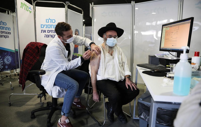 Un ziar israelian acuză Poliția și Mossad că și-a băgat oamenii în față la vaccinare, deși prioritari sunt vârstnicii