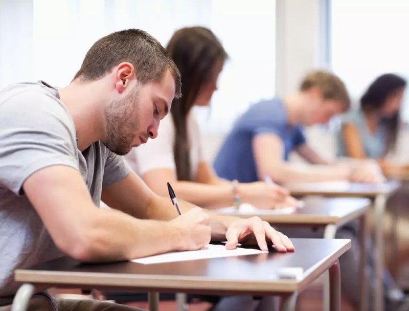 Din 2027, și elevii români vor susține un alt tip de bacalaureat