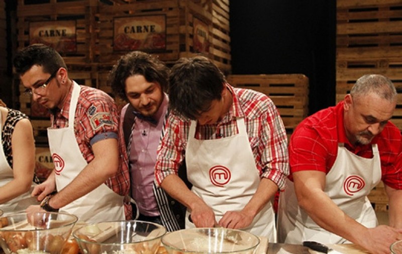 Proba de foc pentru concurenţii de la MasterChef: tocarea cepei! Află de ce această etapă este deosebit de importantă!
