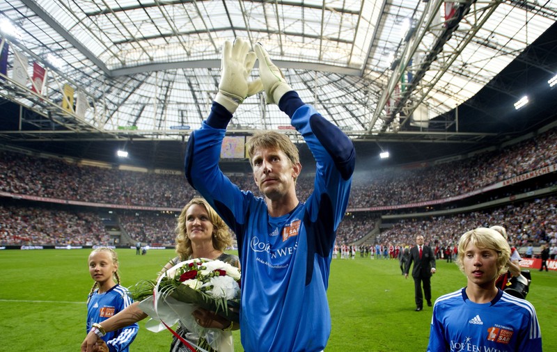 Marele Van Der Sar a revenit în poartă la 45 de ani. Destinația - surpriză aleasă