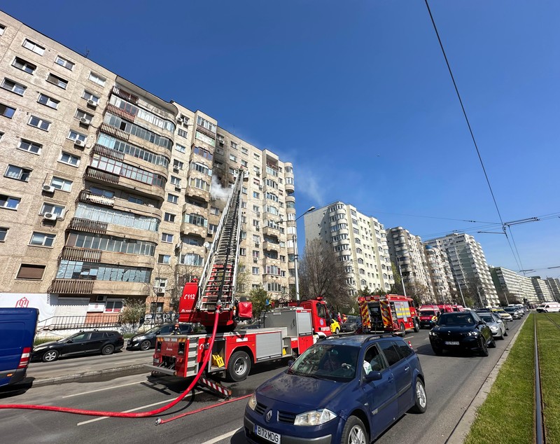 Incendiu la o locuință dintr-un bloc din Capitală. Zeci de locatari, evacuați, cinci au ajuns la spital