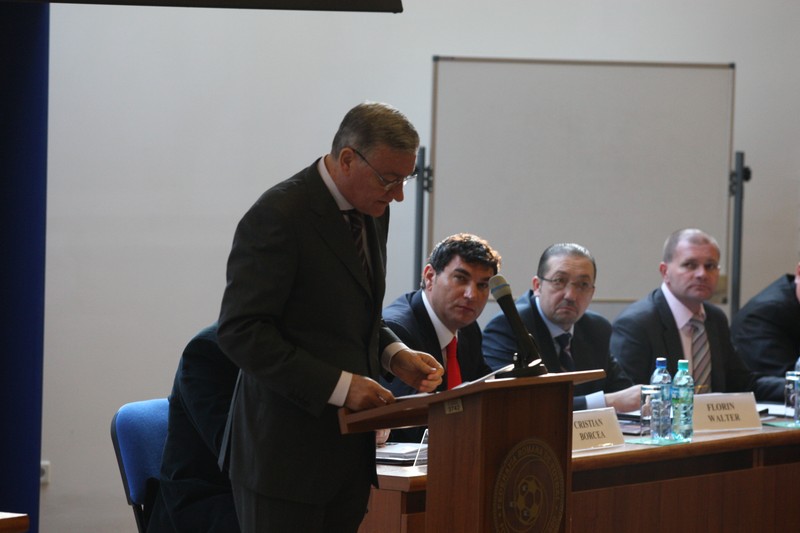 Mircea Sandu, urmărit cu atenție de Cristian Borcea, de Florian Walter și de Cornel Șfaițer. Vizat de o altă anchetă, cel de-al doilea a fugit în străinătate și nu poate fi audiat