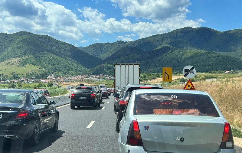 Coloană de mașini de 10 kilometri pe Valea Oltului, după ce o fetiță a fost lovită mortal de o mașină