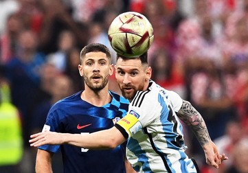 Messi, în duel cu Kramarici.