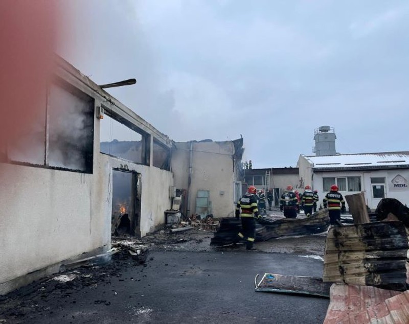 Incendiu de proporții într-o zonă de depozite din Târgu Mureș. A fost emis un mesaj Ro-Alert