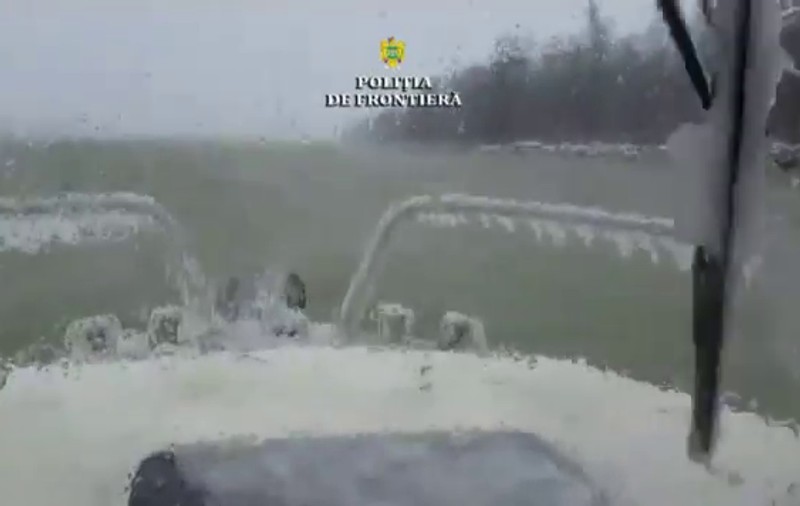 VIDEO/ Opt persoane rămase izolate și fără mâncare în Insula Mică a Brăilei din cauza vremii, salvate de polițiștii de frontieră