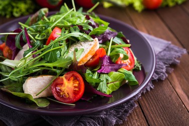 Salată cu rucola și pui