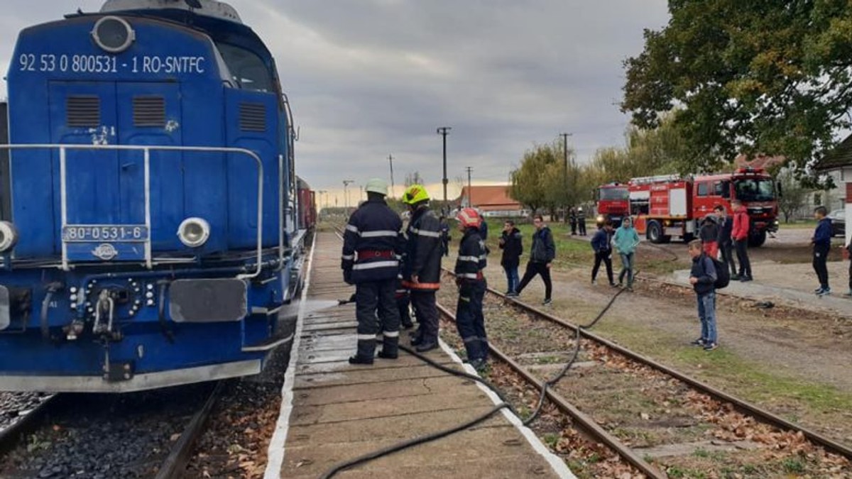 Incendiu într-un tren! 30 de călători s-au evacuat singuri după ce au constatat că iese fum din vagon