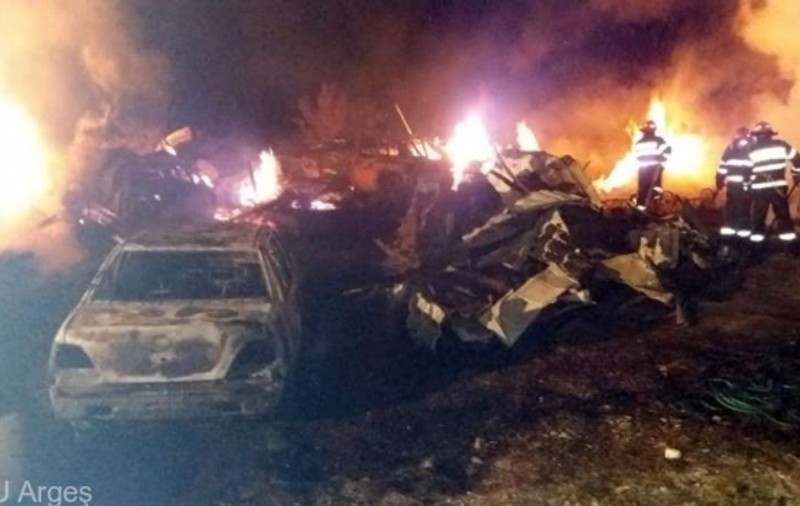 Incendiu puternic în Argeş. Trei case şi trei maşini s-au făcut scrum