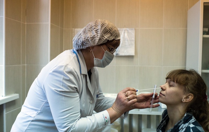 Virozele respiratorii aduc la doctor tot mai mulți pacienți. Medicii atenționează: ”Nu luați antibiotice”