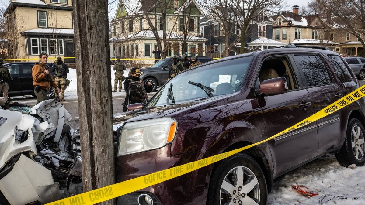 Mașina femeii ucise de agenții ICE în Minneapolis. Pe jos se văd urme de sânge în zăpadă