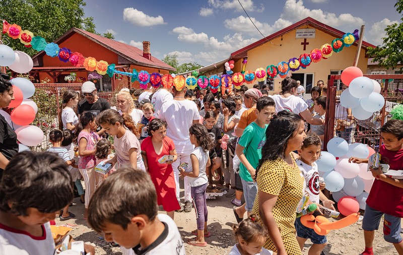 Bâlci în curtea bisericii, pentru copiii săraci din Frumușani, Călărași. „Mamaie, ce frumos e! Pot să rămân să dorm aici?”