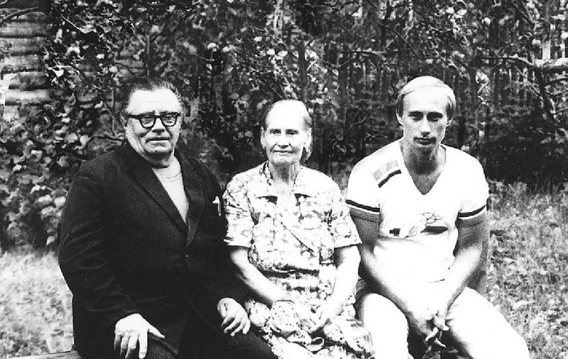 Vladimir Putin, dreapta, alături de părinții lui
