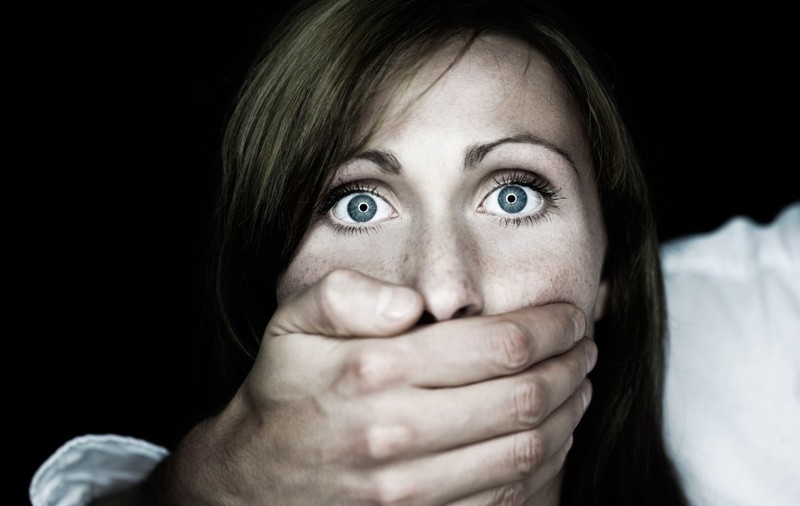 A agresat sexual trei femei pe stradă, într-o singură noapte, şi a fost condamnat cu suspendare. ”Am vrut să o fac geloasă pe prietena mea”, i-a spus atacatorul judecătoarei