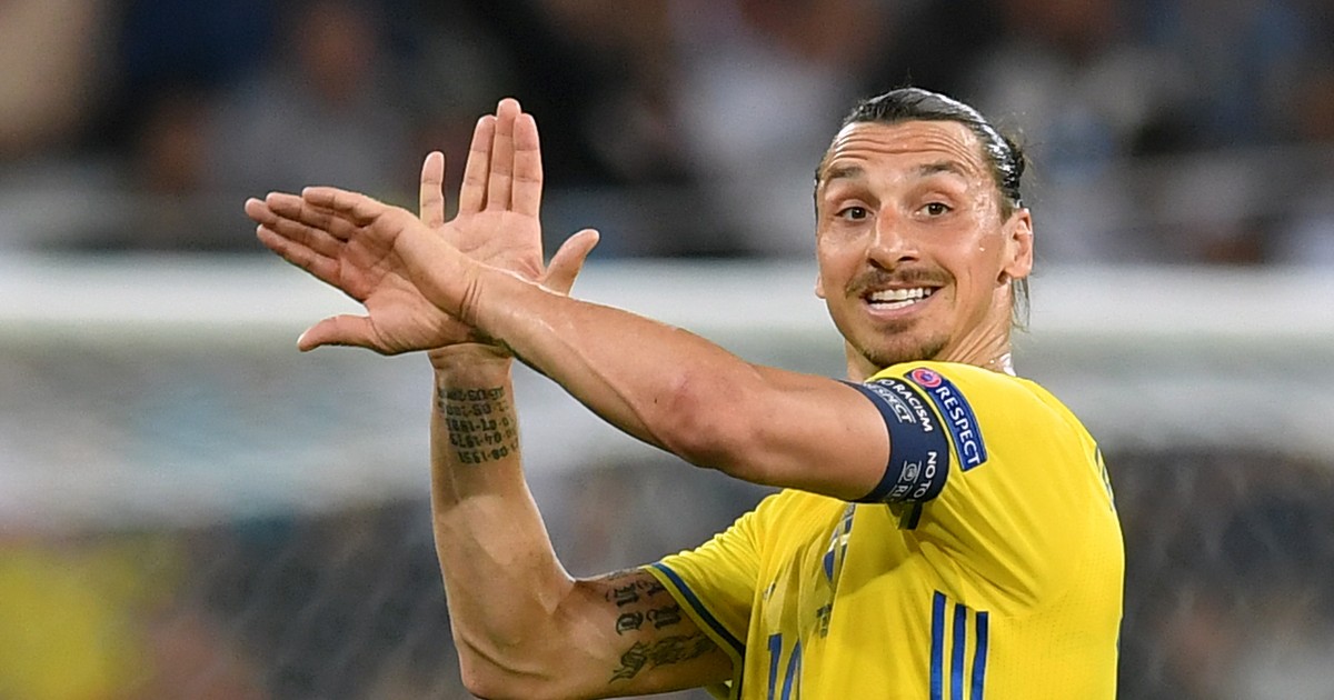 Zlatan Ibrahimovici gesticulează în timpul unui meci susținut de Suedia, arătând arbitrului că un adversar a comis henț. (FOTO: EPA)