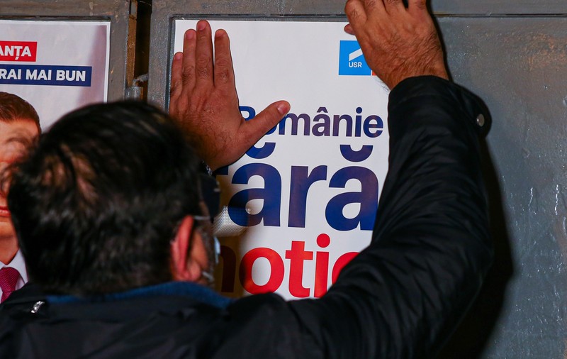 Biroul Electoral Dâmbovița interzice USR-PLUS să folosească sloganul „O Românie fără hoție”, pe motiv că e defăimător