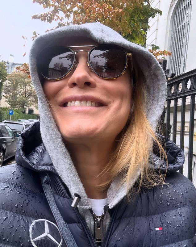 Andreea Esca se simte „rușinată” față de oamenii pe care i-ar fi „panicat de moarte” pentru o „ploicică de toamnă”: „Știți pe cine înjură ei acum?”
