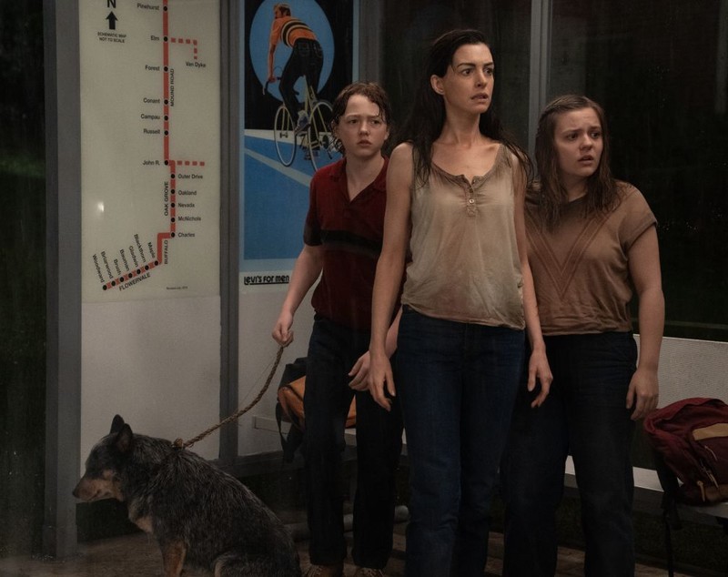 Filmul cu dinozauri în care Anne Hathaway și Ewan McGregor au rolurile principale ajunge în România. Unde poate fi văzut „Capătul Străzii Stejar”