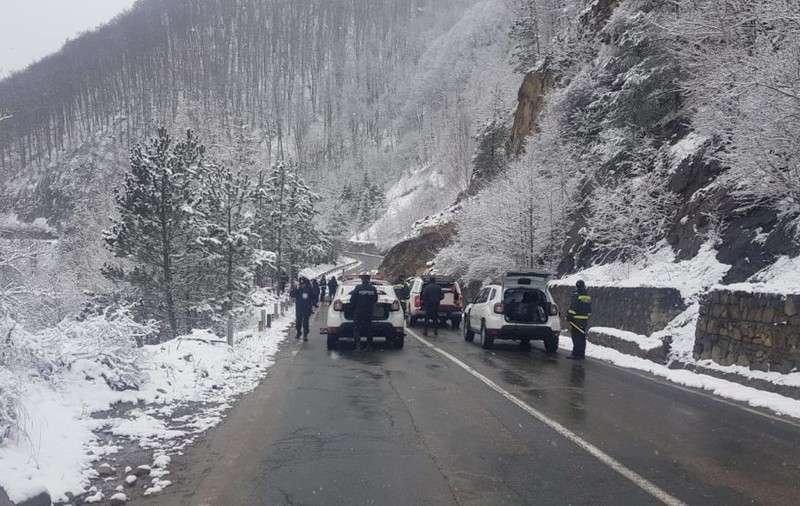DN 10 este blocat de aproape două zile de stâncile căzute pe carosabil. ISU Buzău: „S-a stabilizat versantul, continuăm sâmbătă acțiunile de dinamitare”