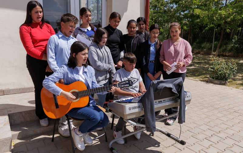 Fundația Ringier a donat zeci de calculatoare, laptopuri și tablete copiilor din două școli din județul Tulcea. Echipamentele vor fi folosite pentru dotarea laboratoarelor de informatică