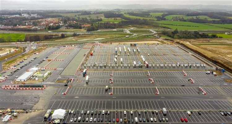 Accidentul a avut loc loc lângă parcul de camioane Sevington, apărut după Brexit și unde șoferii erau obligați să ajungă. Foto: Esprit Drone Services