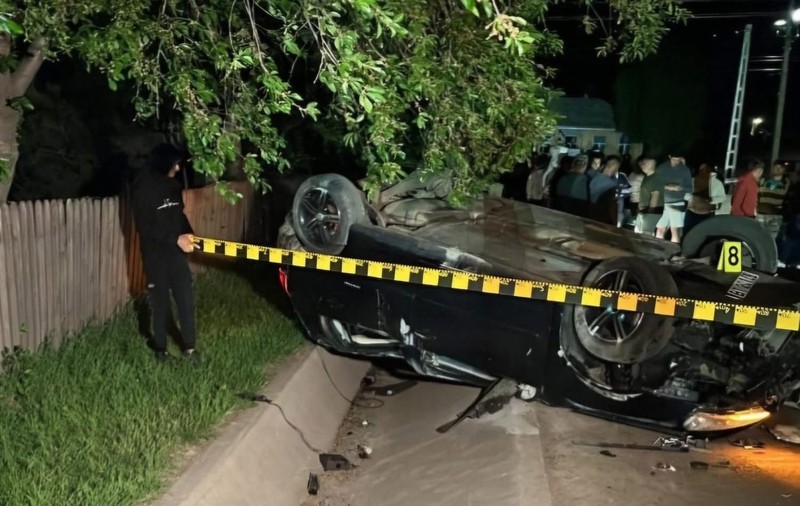 Moarte violentă filmată pe un drum din Botoșani, unde un șofer a fost aruncat prin parbriz în curtea unei case