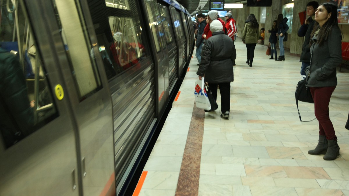 Un bărbat a murit la staţia de metrou Păcii