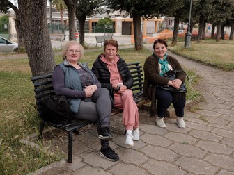 Când are câteva ore libere, Mioara (stânga) se întâlnește cu celelalte badante în parcul Rimembranza din orașul Cursi. La mijloc, prietena ei cea mai bună, Neta, iar în dreapta, Nina, o femeie din Republica Moldova care vine de un an să muncească în Italia. Mai 2022