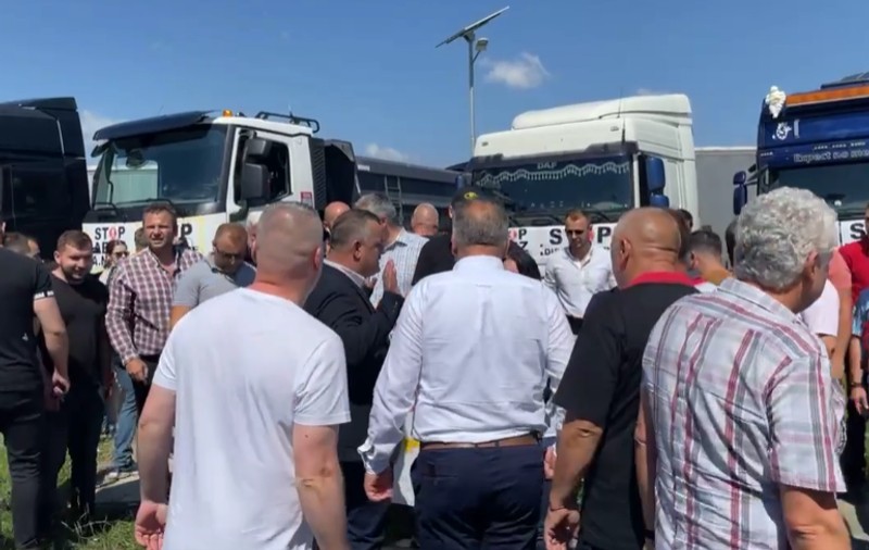 Trafic îngreunat la Suceava. Peste 100 de TIR-uri circulă cu viteză redusă pe șosele, în semn de protest