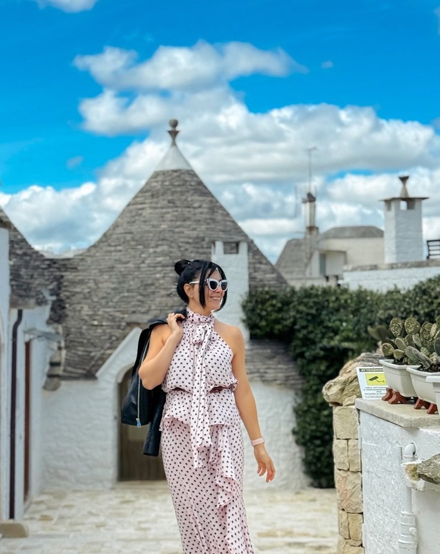 Cum a apărut Corina Caragea în Alberobello, Italia. A purtat o rochie superbă și a avut parte de experiențe inedite. „Am dormit și eu într-o astfel de căsuță”