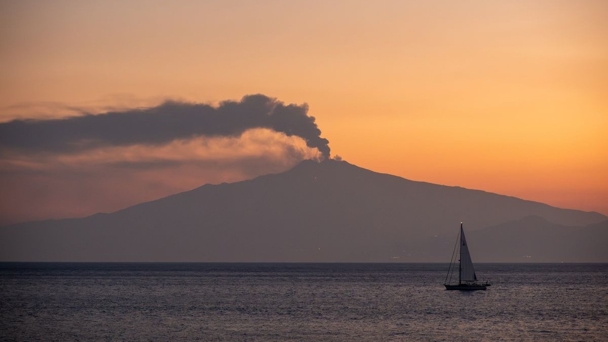 Vulcanul Etna a erupt din nou luni, 14 septembrie 2026. Sursă foto: Shuttertsock