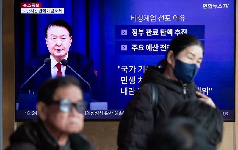 Coreea de Sud, în criză politică. Pariul preşedintelui Yoon Suk Yeol privind legea marţială s-a întors împotriva sa. Oamenii cer să fie arestat