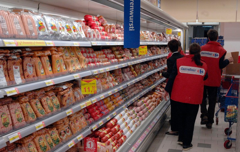Carrefour va îngheța prețurile pentru 100 de produse în Franța, nu și în România. Explicația companiei