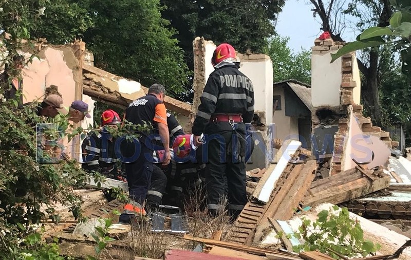 Doi tineri din județul Botoșani au fost prinși sub un zid care s-a dărâmat peste ei