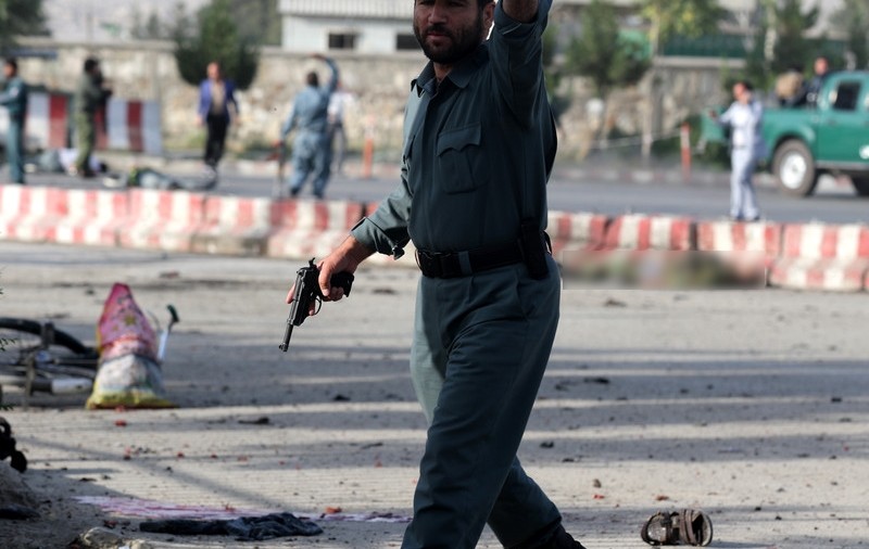 O vestă cu 11 kilograme de explozibili, detonată în ultimul moment. Reconstituirea atacului sinucigaș din Kabul
