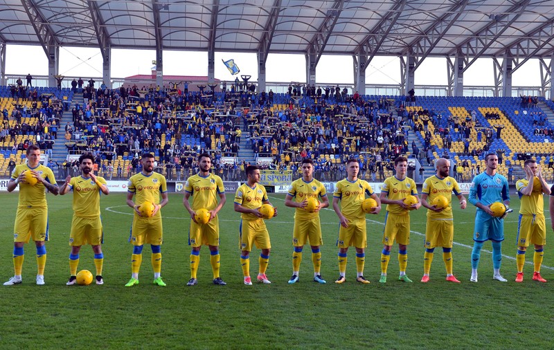 Focar de Covid-19 la o echipă de fotbal din Liga 2. Cinci jucatori și un angajat al clublui au ieșit pozitivi la teste