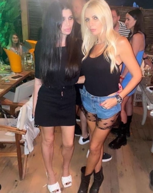 Prietenia dintre Laura Vicol și Elena Băsescu. Adevărul despre aparițiile în club: „Am rugat-o să șteargă pozele! Nelalocul lor când vrei să ai o carieră politică”