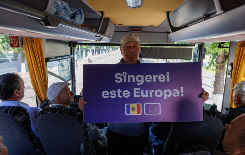 REPORTAJ. Marșul moldovenilor spre Vest a trecut peste șoselele pavate de sovietici. Libertatea a mers cu un autocar cu manifestanți spre piața din Chișinău în care 80.000 de oameni au strigat că vor în Europa