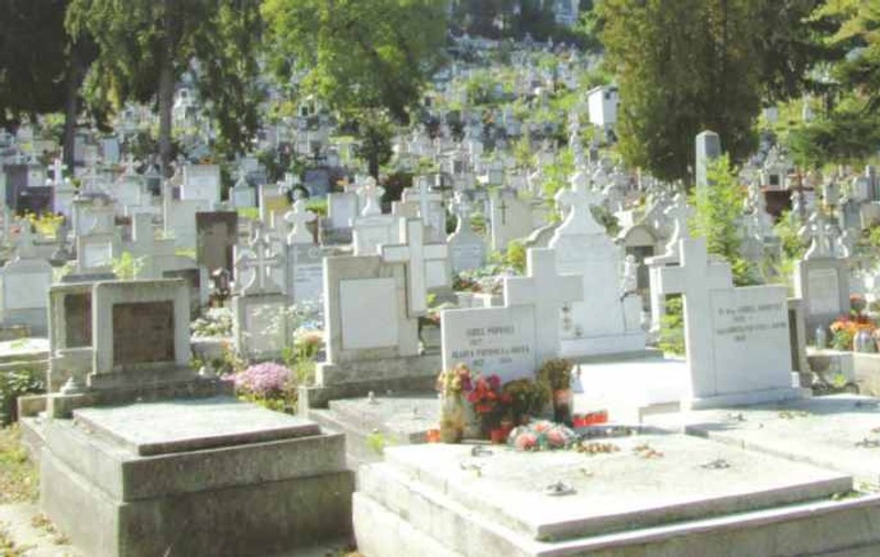 O fetiţă de 11 ani din Braşov a murit strivită de o cruce în cimitir