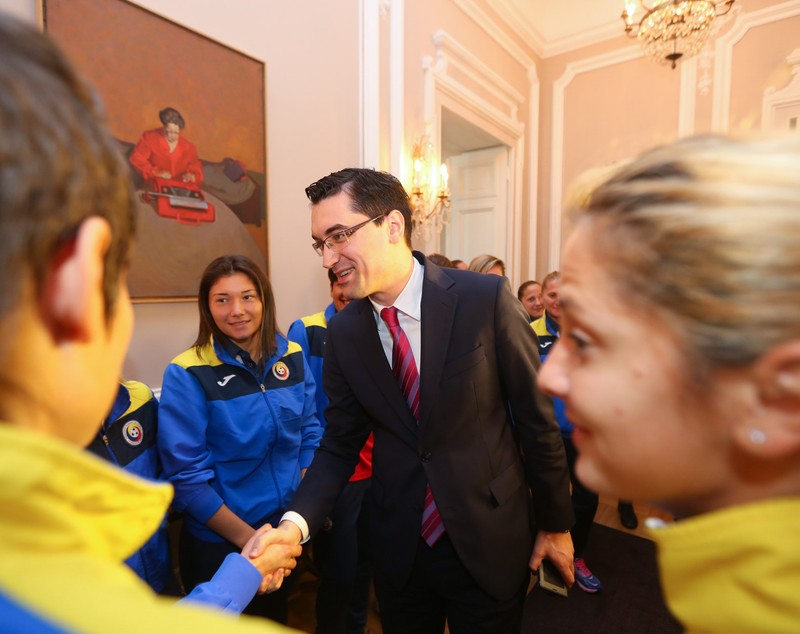 Fetele din naționala de fotbal, mărțișoare de la Ambasada Franței. Și dinamoviștii au onorat Ziua Femeii. ”Bizonașul” a făcut deliciul zilei/ FOTO