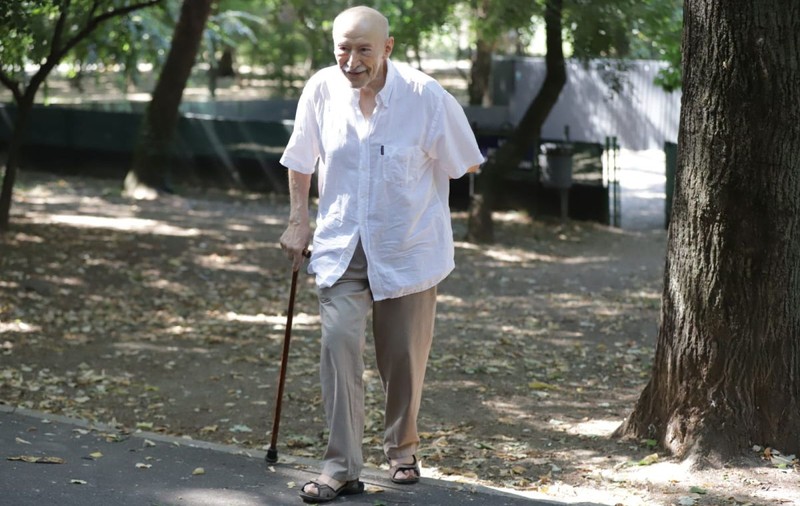 Victor Rebengiuc, la 92 de ani, surprins de fotoreporterul Libertatea în Cișmigiu: „5 lei costă o poză cu mine! Ai mărunt?”
